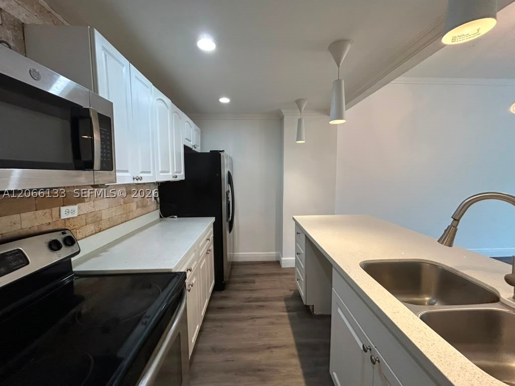 7545 E Treasure Dr 1b Property Photo 6