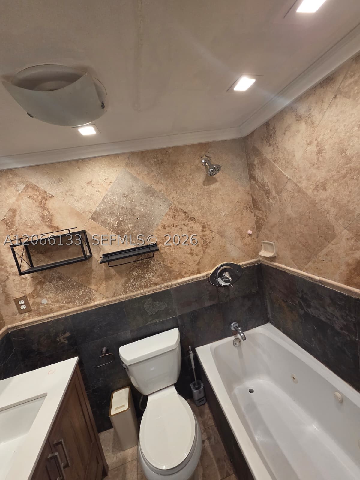 7545 E Treasure Dr 1b Property Photo 8