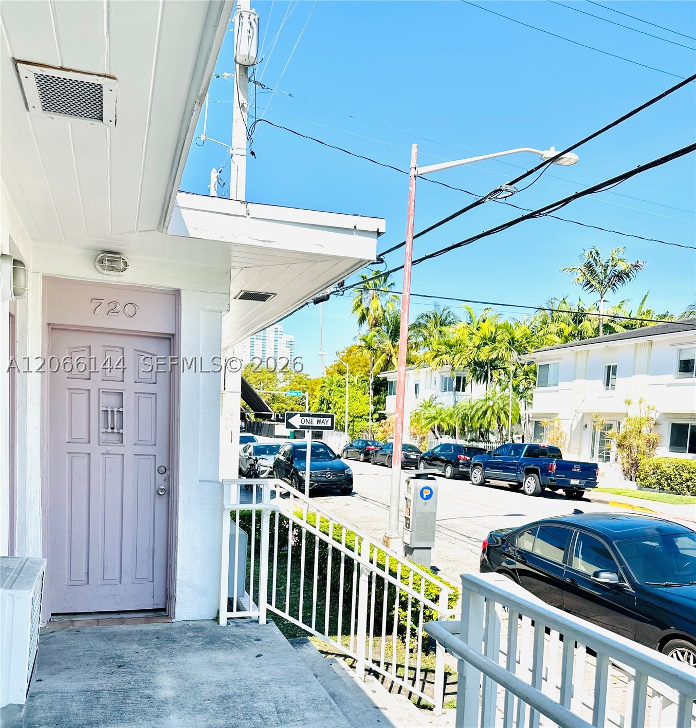 720 6th St Property Photo 1