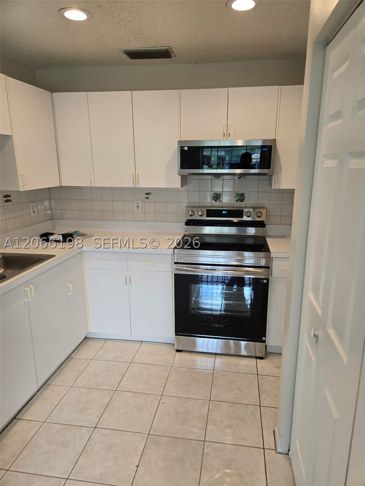 982 Sw 9th Ct Property Photo 7
