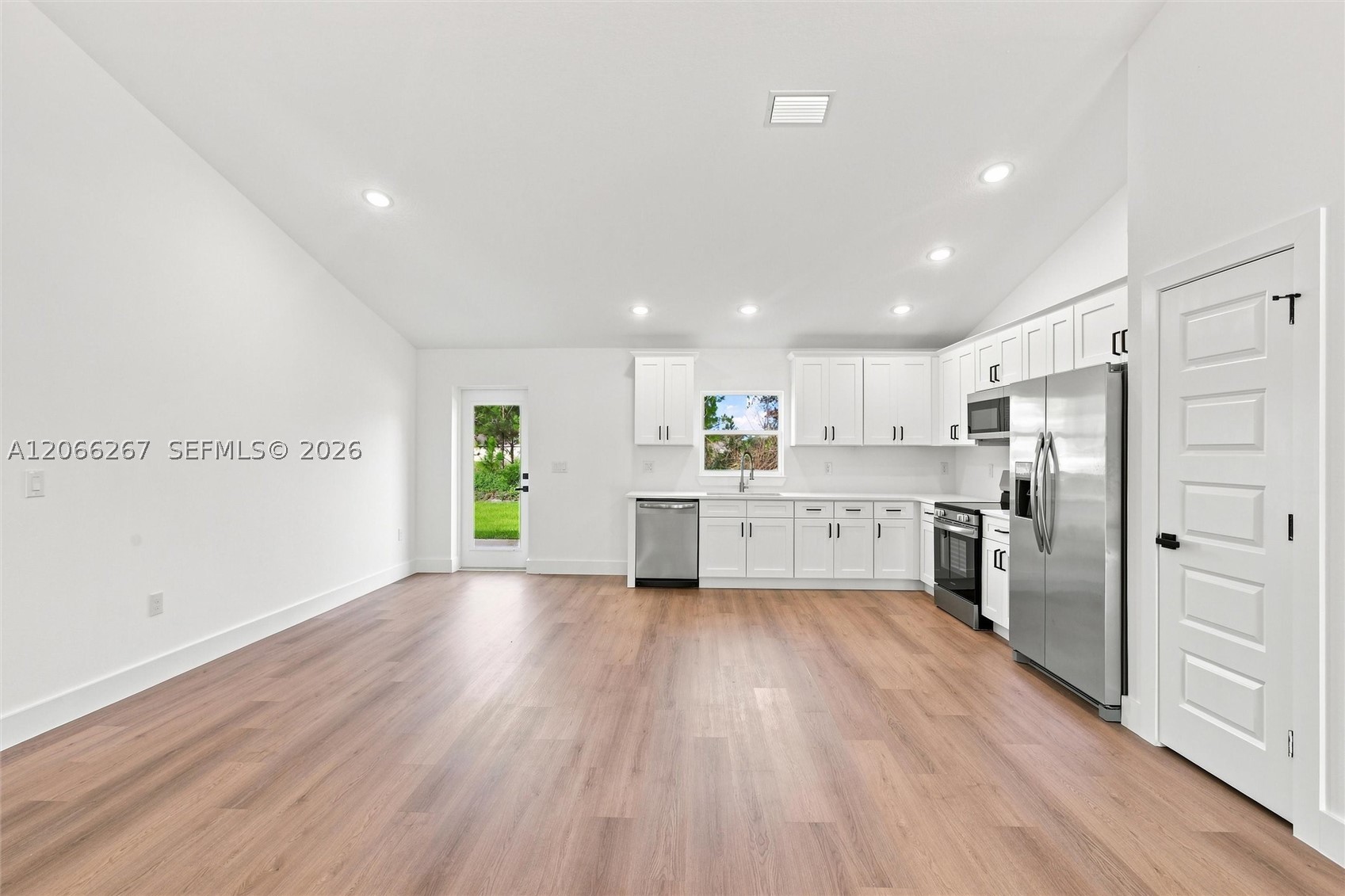 6898 Dickinson Drive Property Photo 8