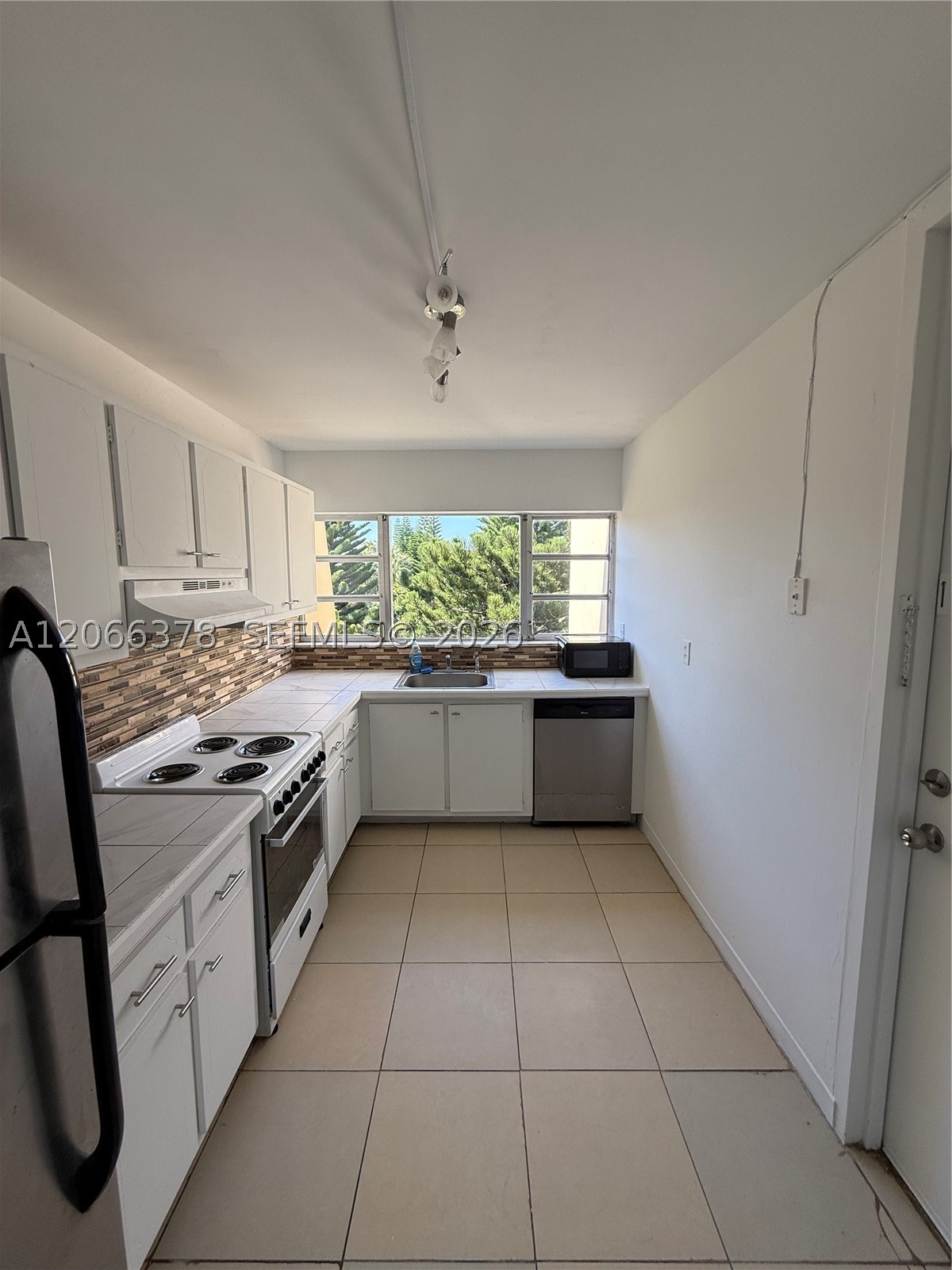 952 NE 199th St 4K Property Photo 1