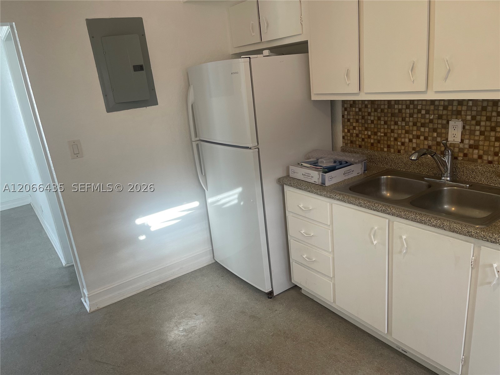 1400 N 16th Ave 2 Property Photo 1