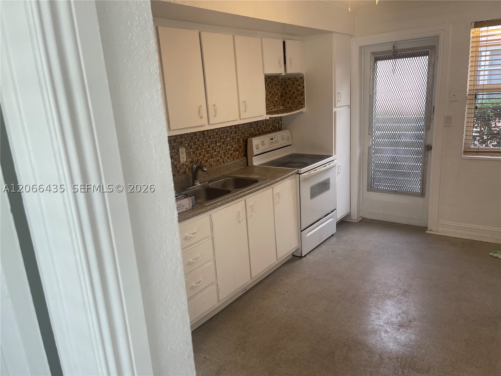 1400 N 16th Ave 2 Property Photo 2