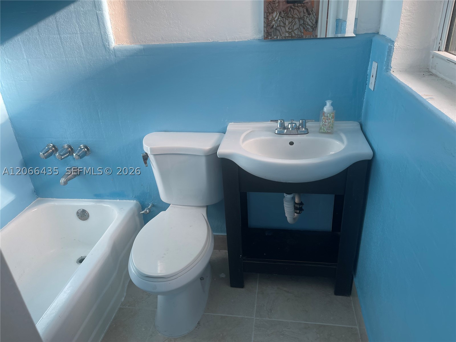 1400 N 16th Ave 2 Property Photo 3