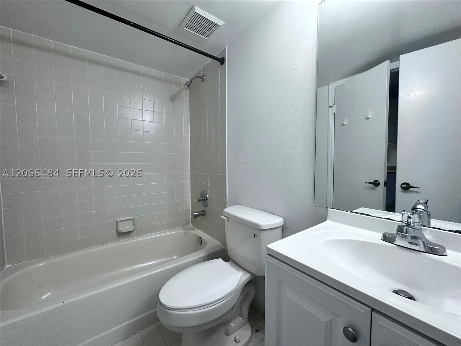 2740 W 63rd Pl 13-25 Property Photo 4