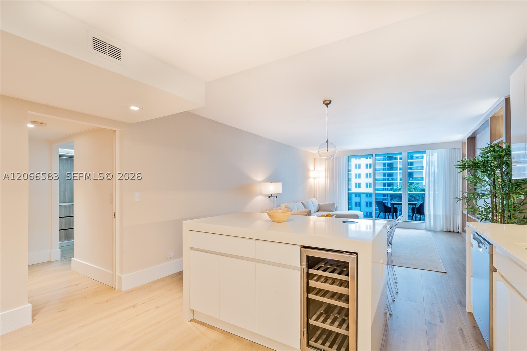 2301 Collins Ave 719 Property Photo 4