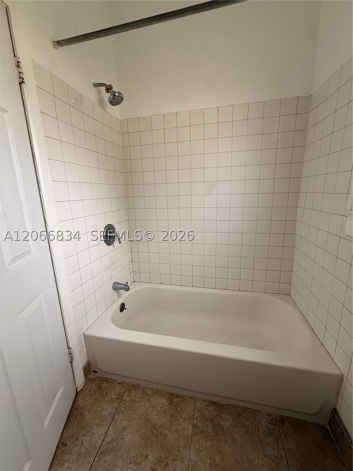 670 W 46th St 5 Property Photo 4
