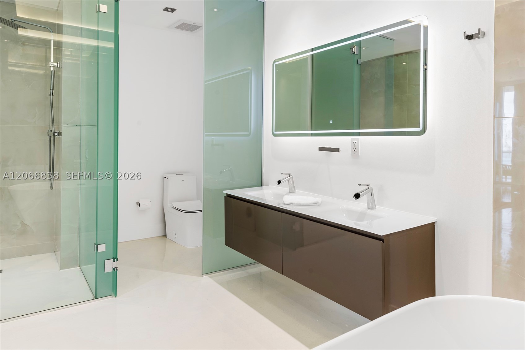 100 S Pointe Dr 2306 Property Photo 20