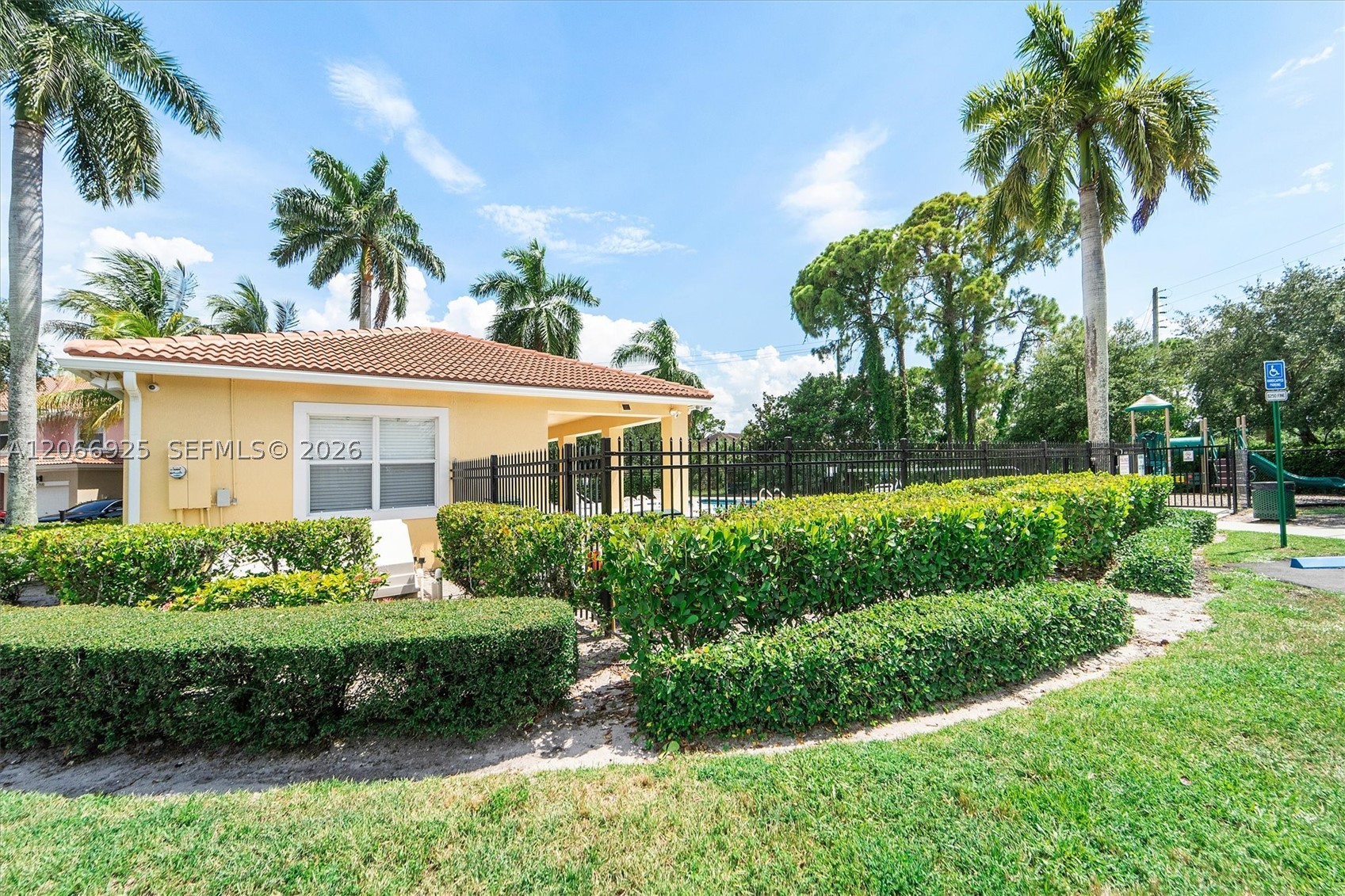 2410 Seminole Palms Dr Property Photo 20