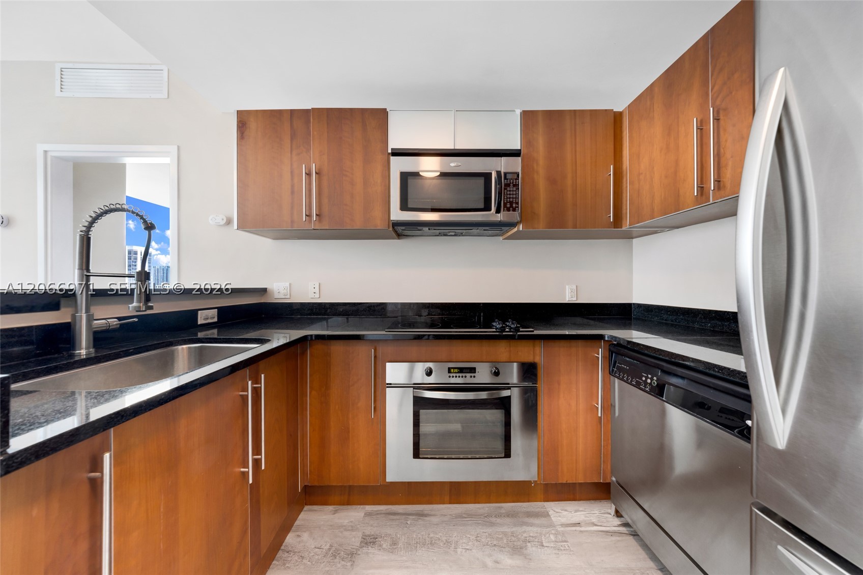 300 S Biscayne Blvd T-2911 Property Photo 4