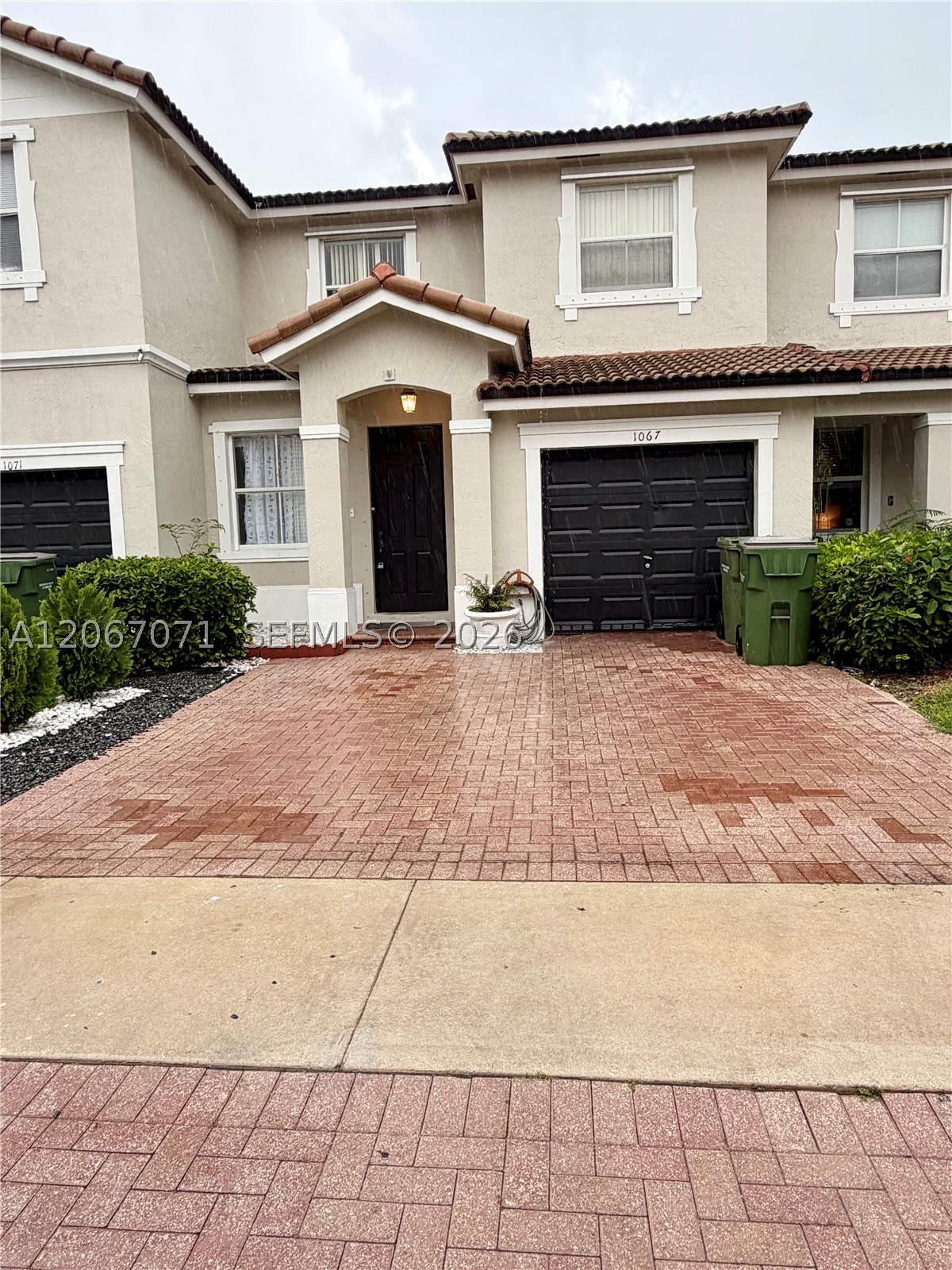1067 NE 41st Pl Property Photo 1