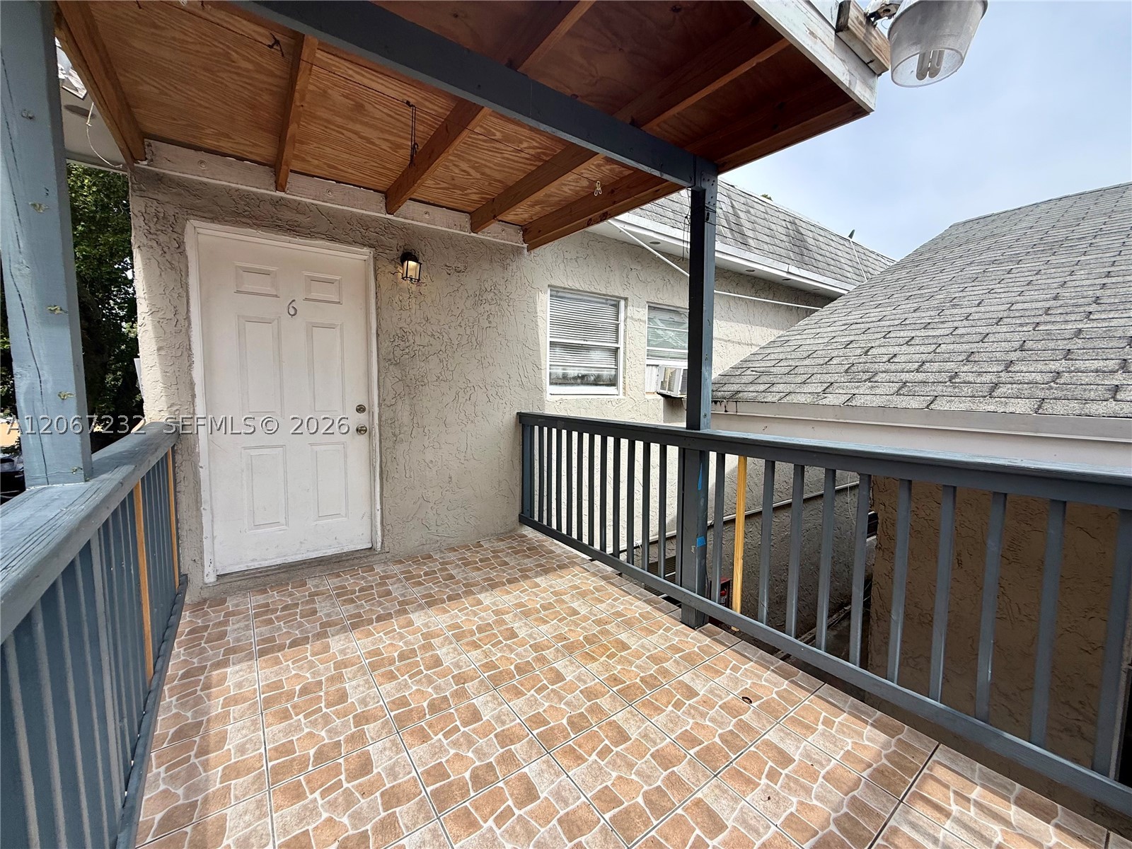 718 SW 11th Ave 6 Property Photo 1
