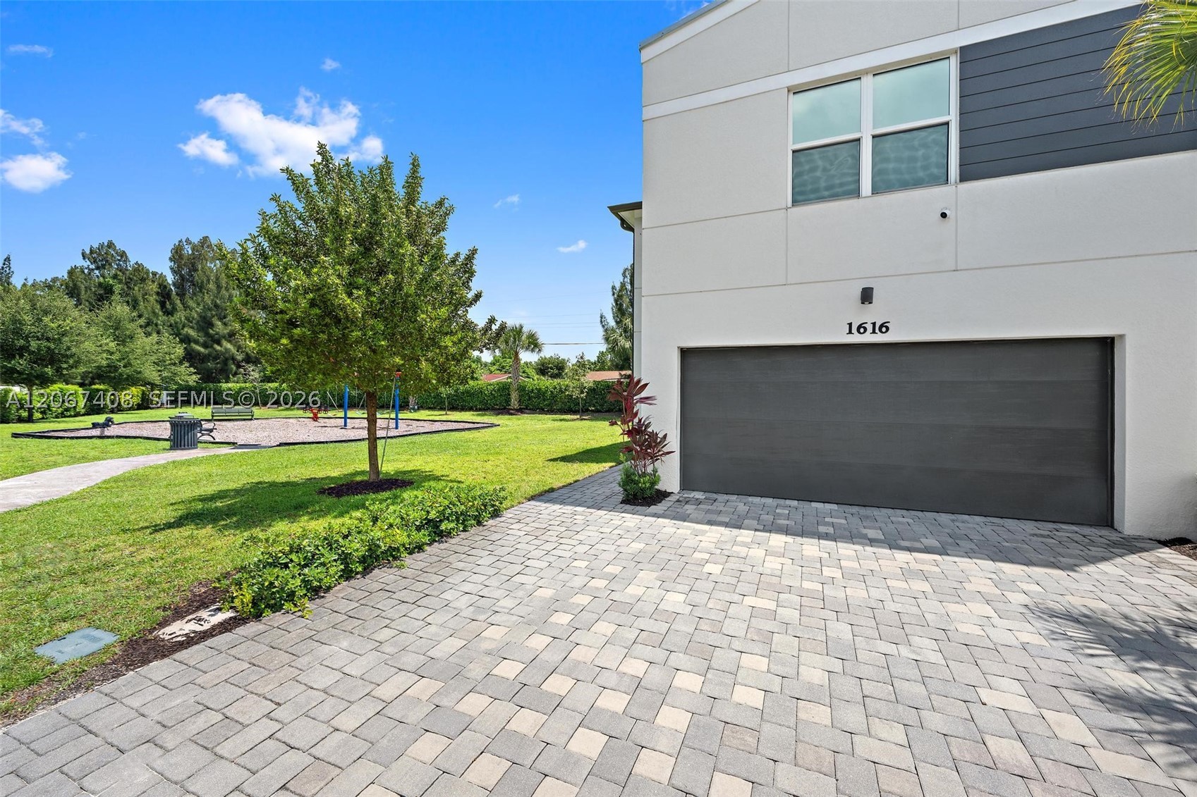 1616 Lindley St Property Photo 2