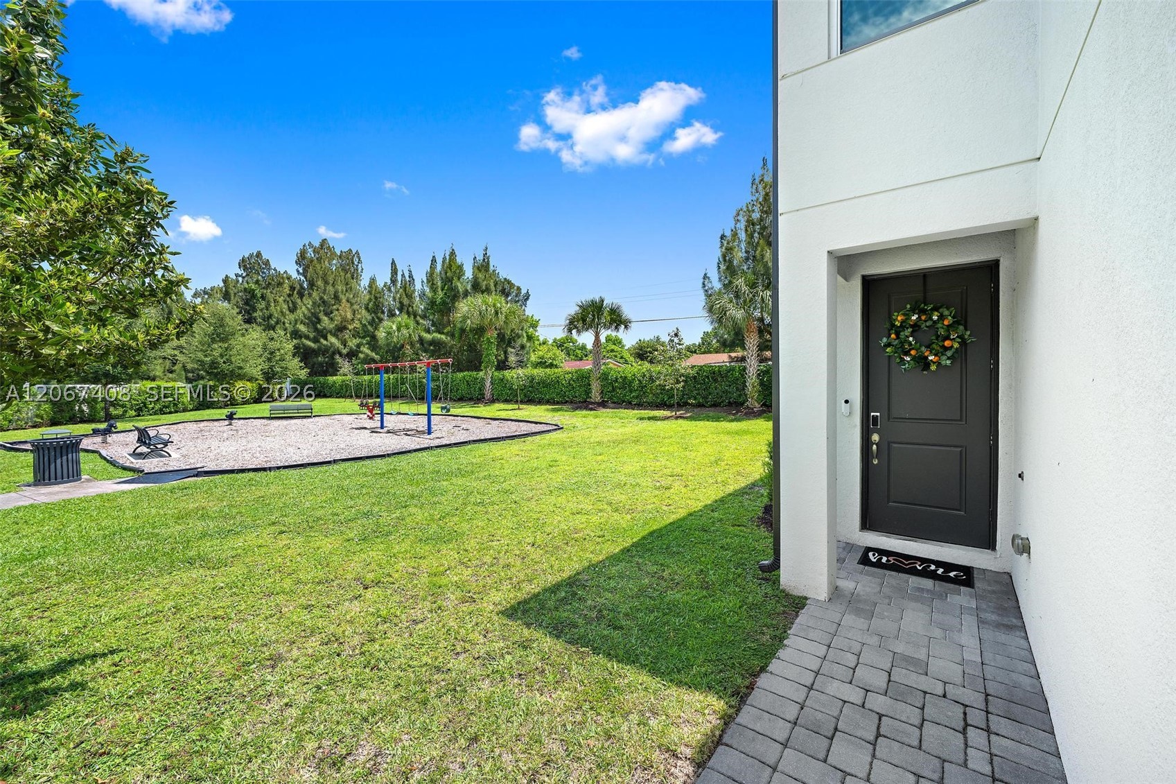 1616 Lindley St Property Photo 3