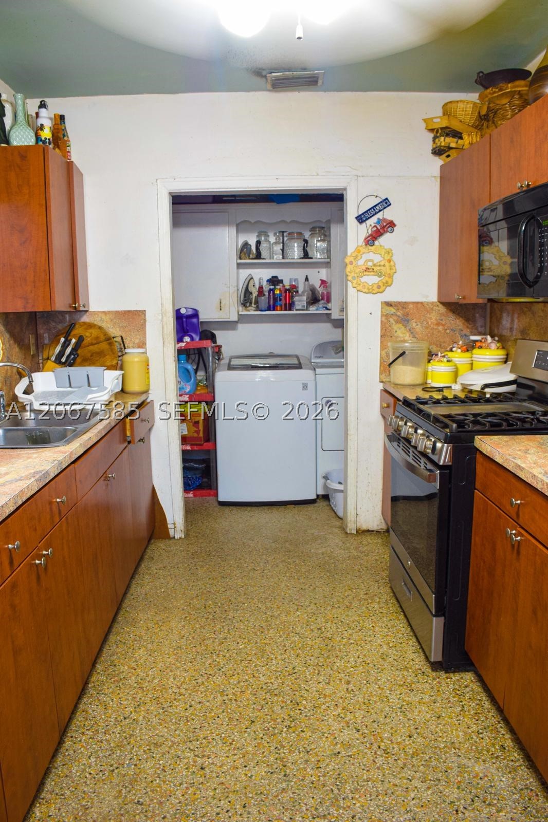 371 W 47th St Property Photo 11