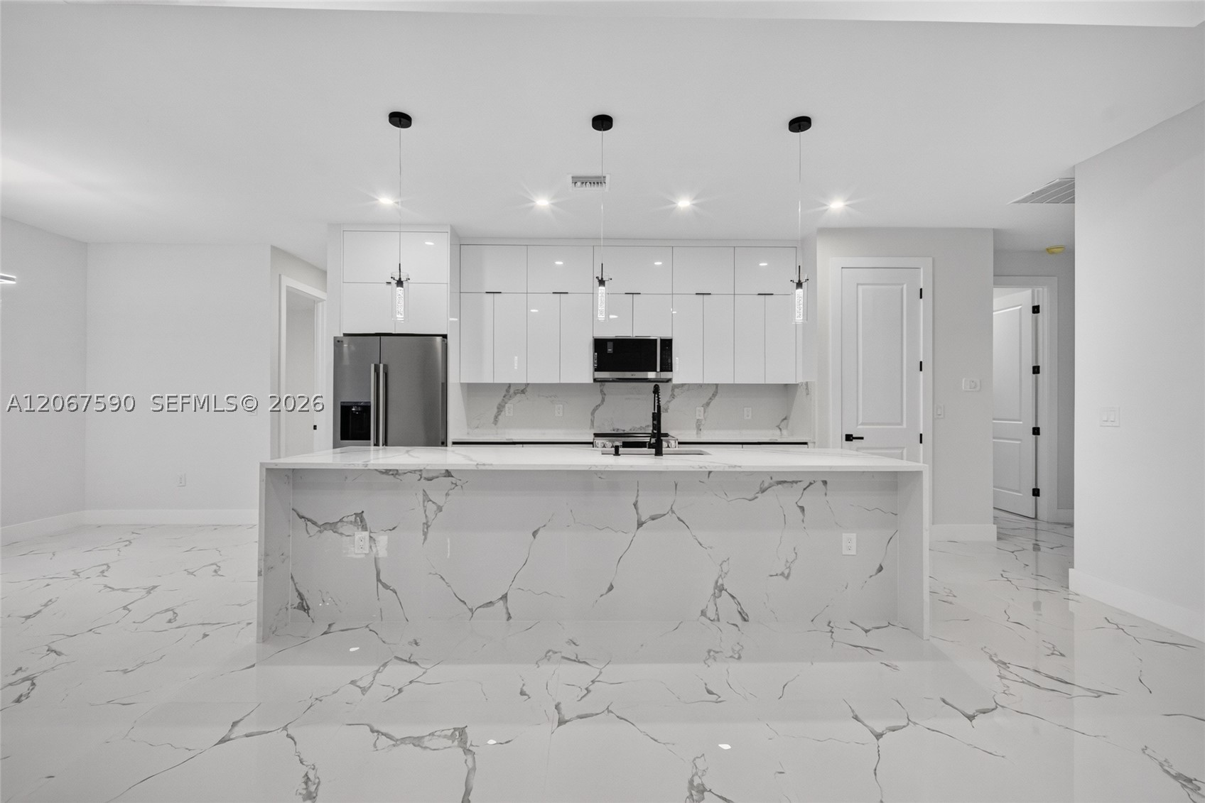 1937 Razorbill Ln Property Photo 4