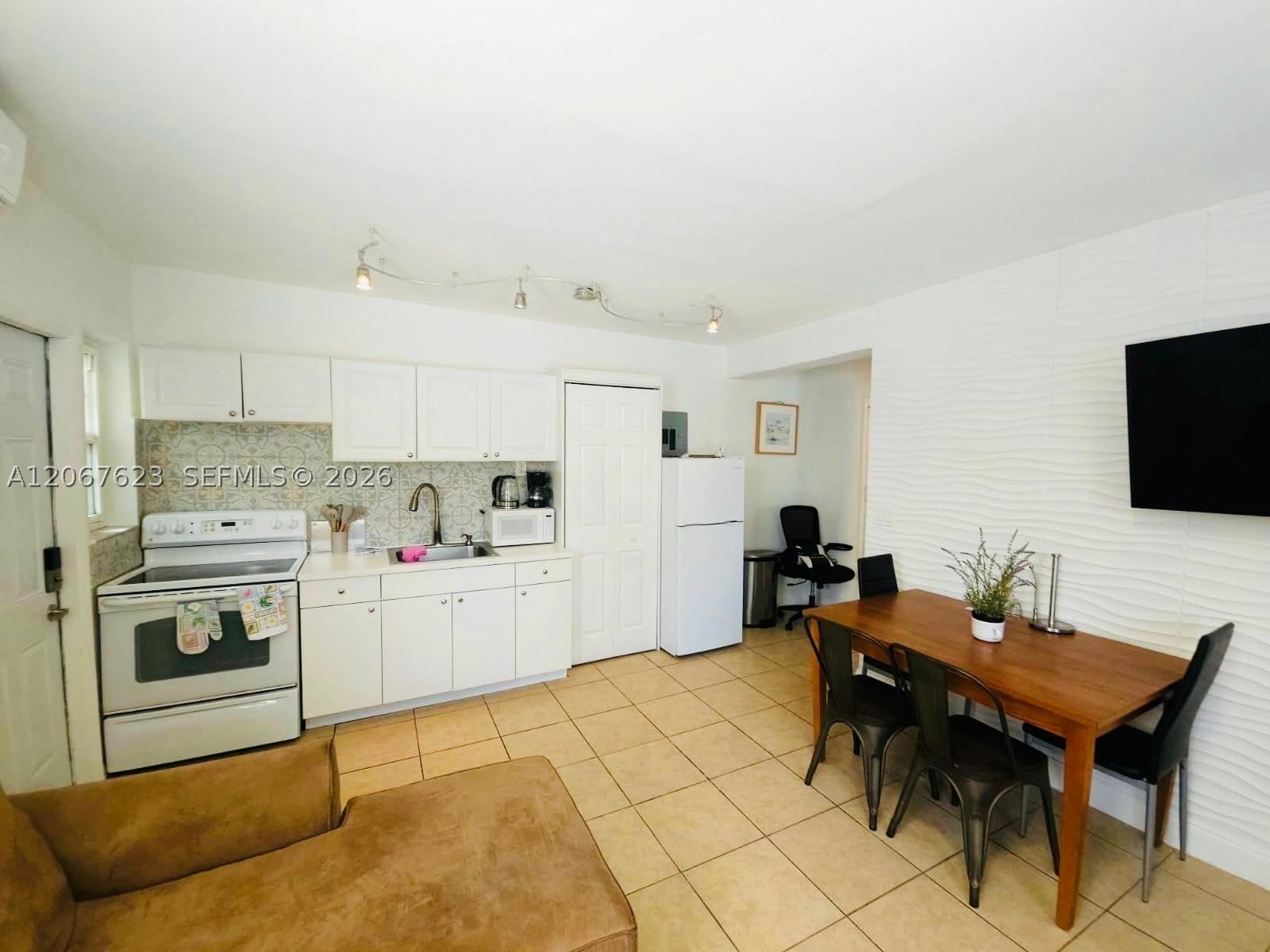 1639 Hayes St 1 Property Photo 3