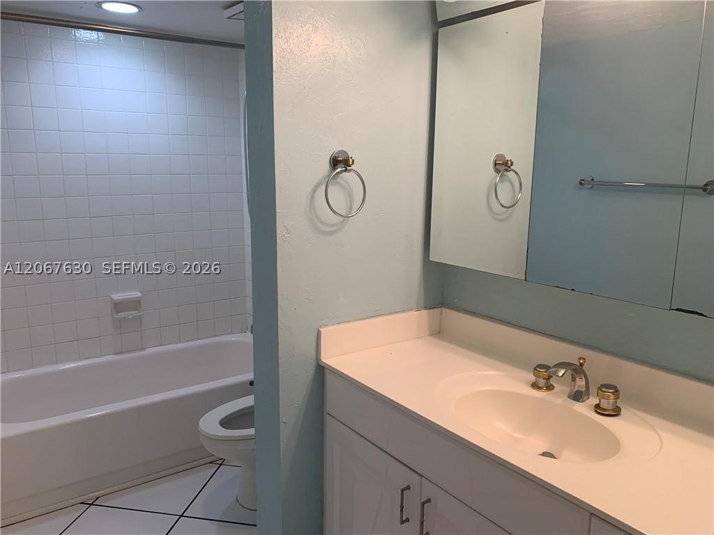 2700 Riverside Dr 108-b Property Photo 7