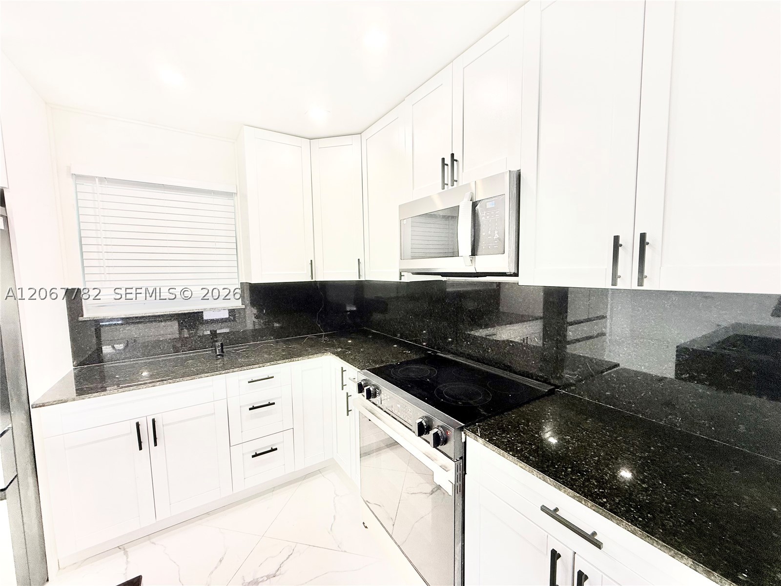 8600 Taft St Property Photo 7