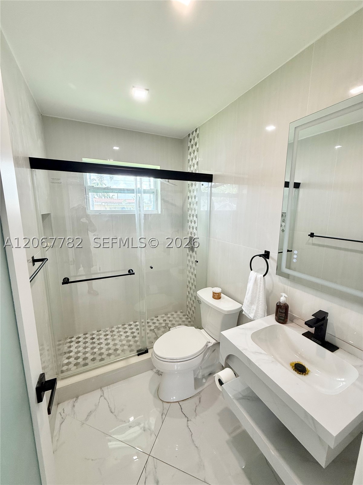 8600 Taft St Property Photo 15