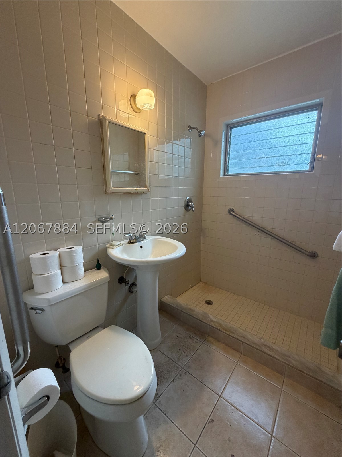 733 W 35th St Property Photo 15