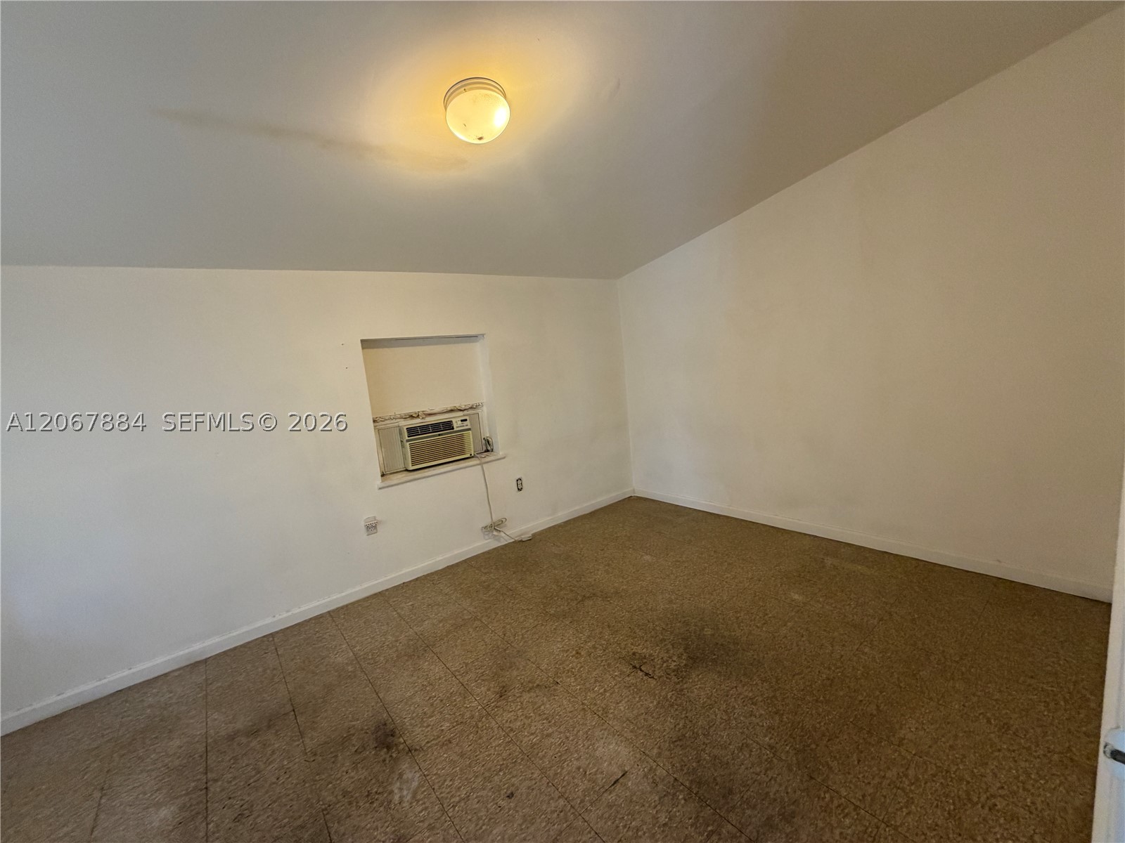 733 W 35th St Property Photo 16