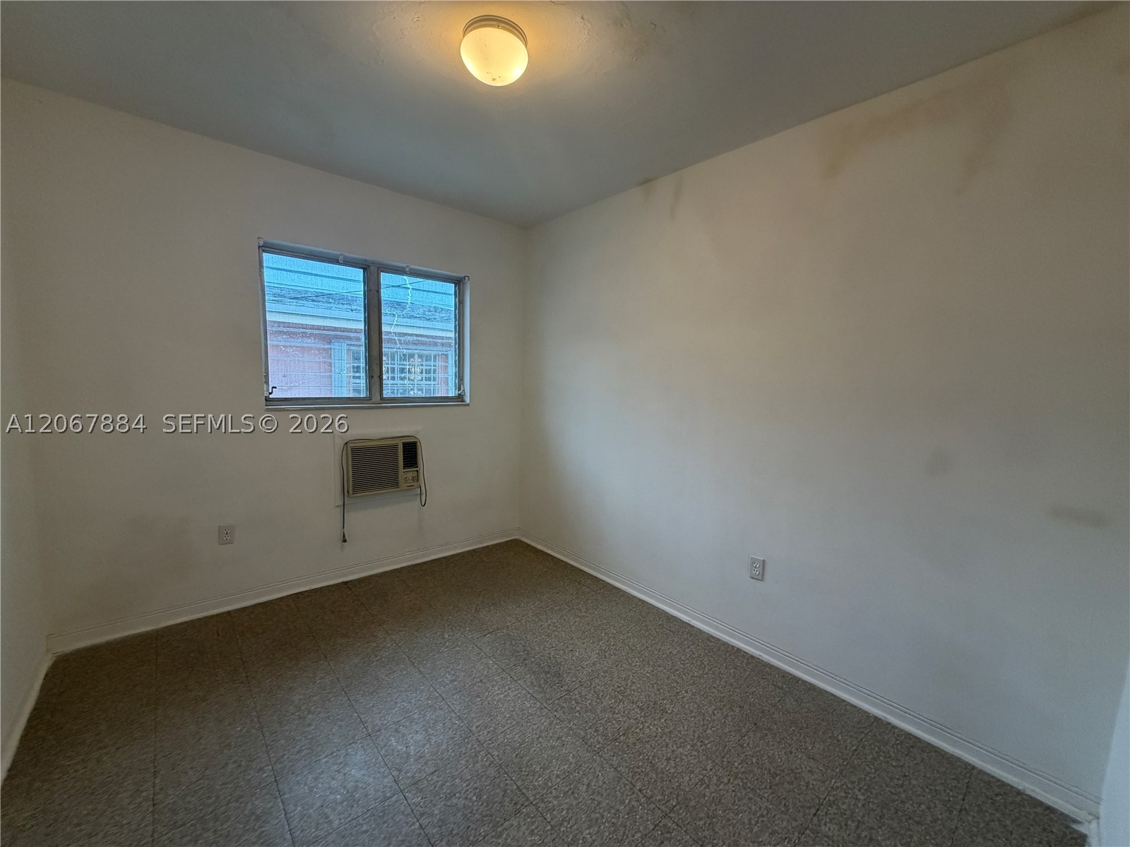 733 W 35th St Property Photo 19