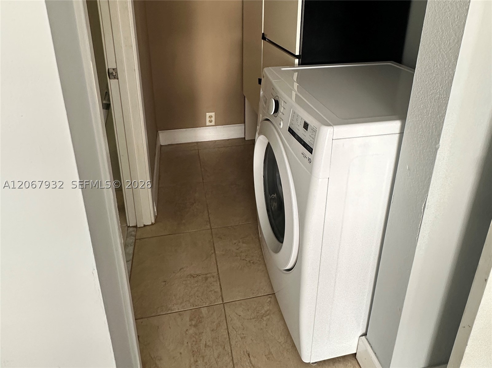 151 E Washington St 524 Property Photo 9