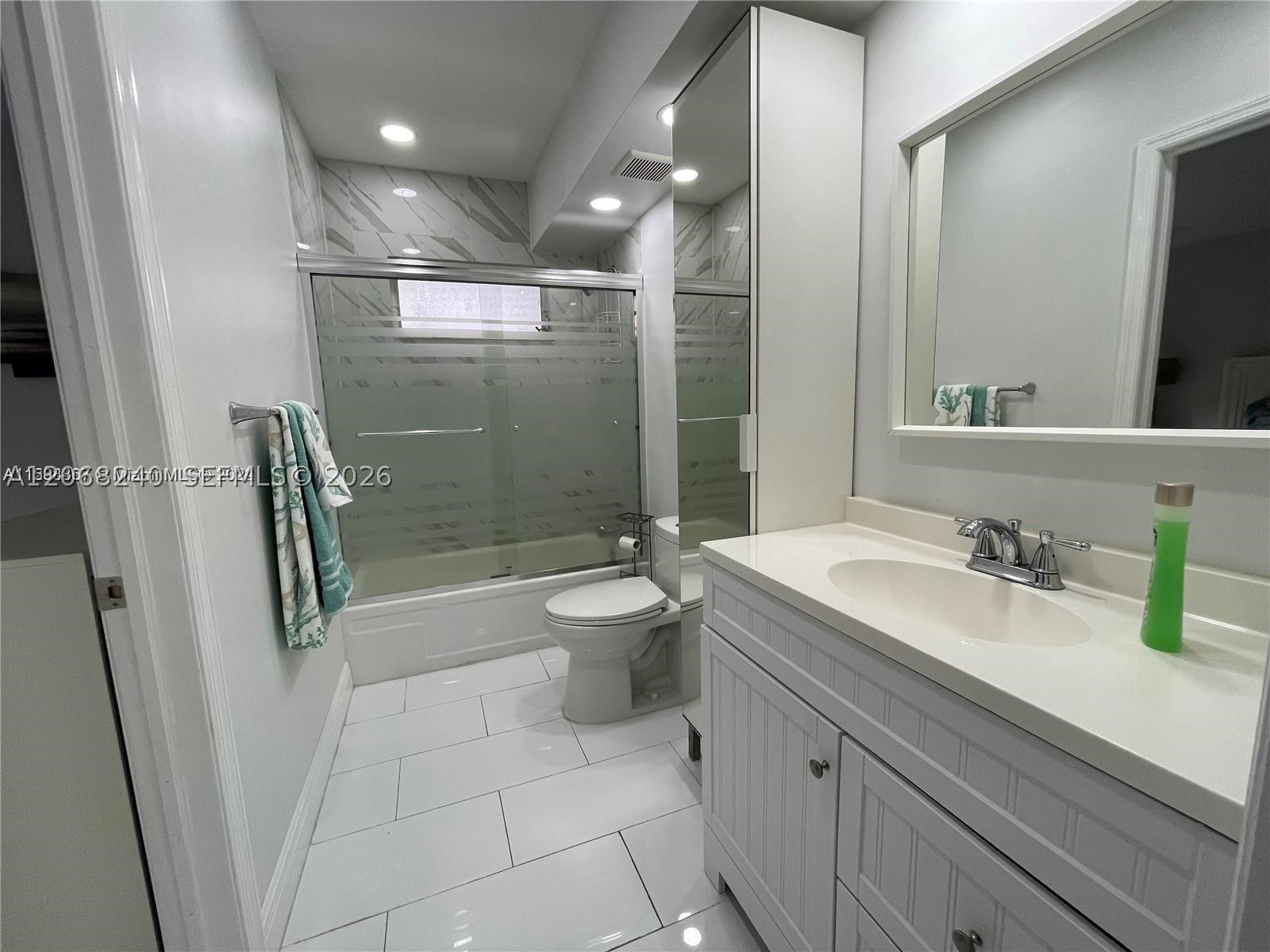 1407 Ne 56th St 103 Property Photo 9