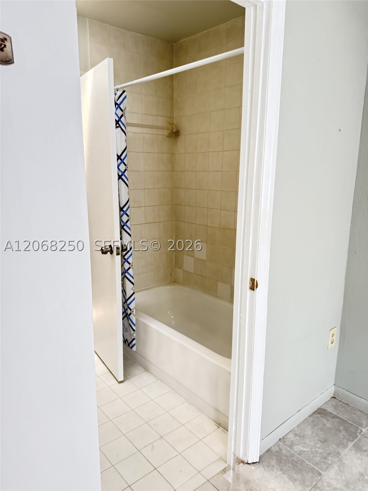 1701 W 42nd Pl 10 Property Photo 8