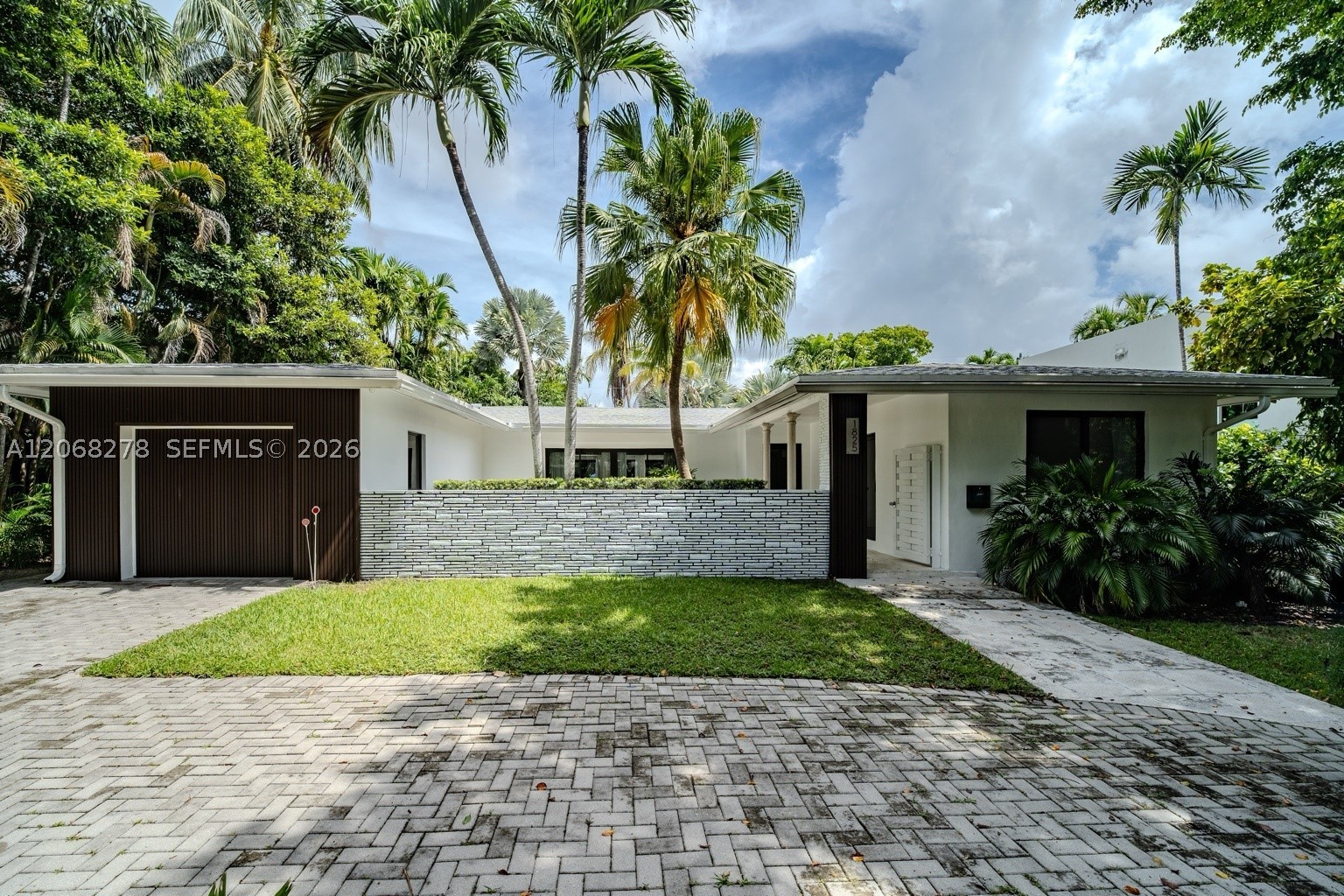 1825 Alamanda Dr Property Photo 3