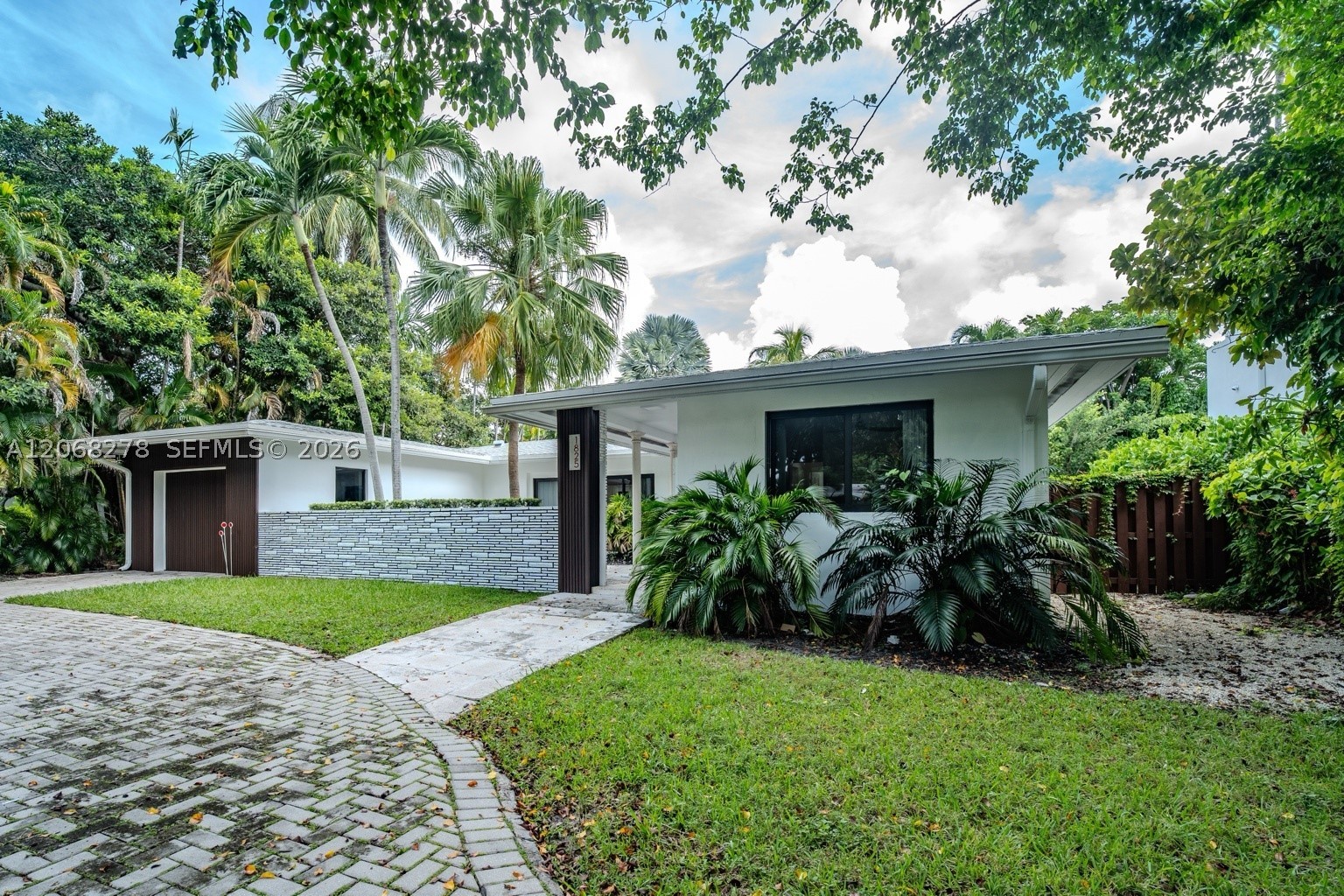 1825 Alamanda Dr Property Photo 4