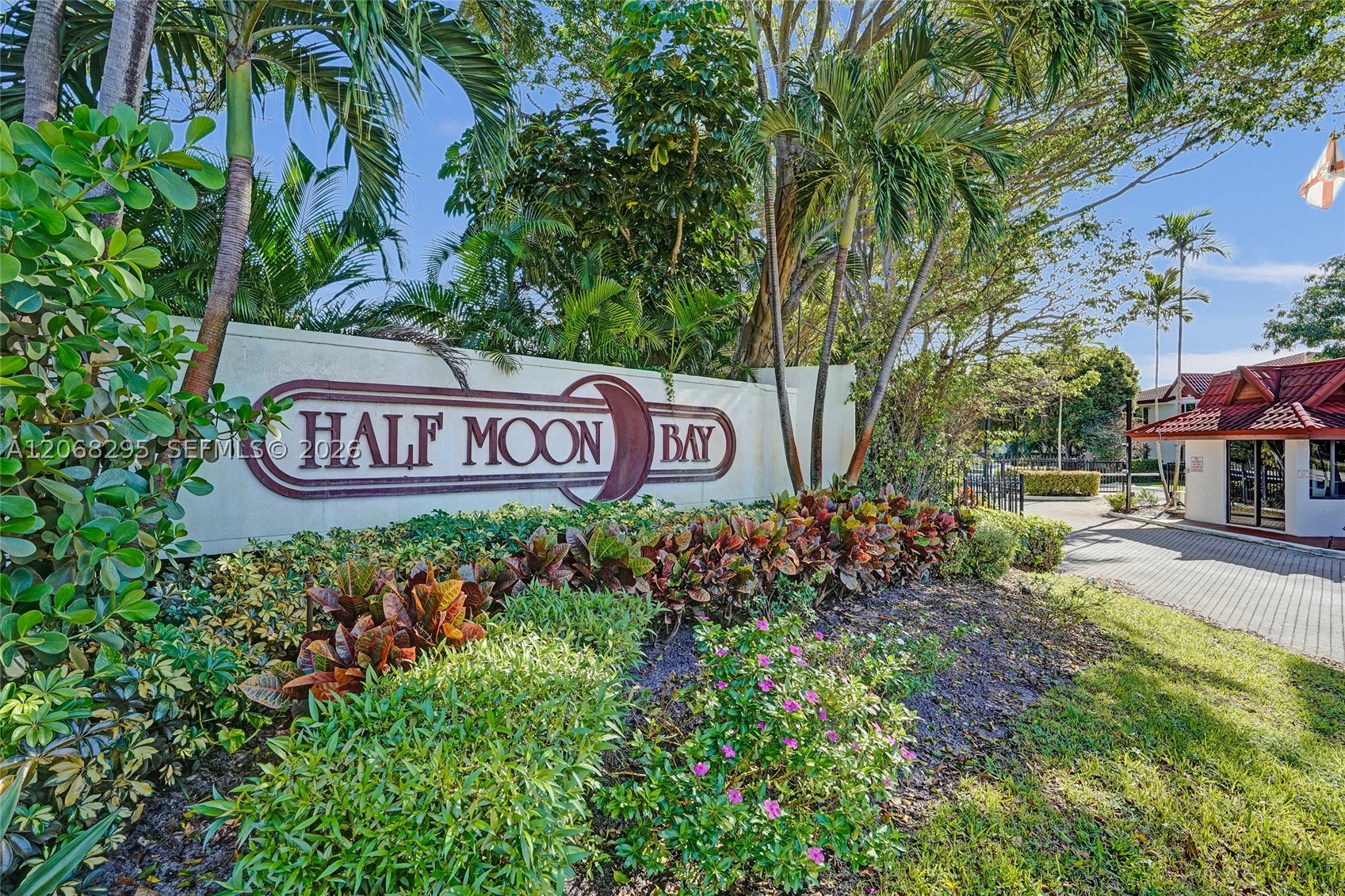 102 Half Moon Cir C3 Property Photo 32
