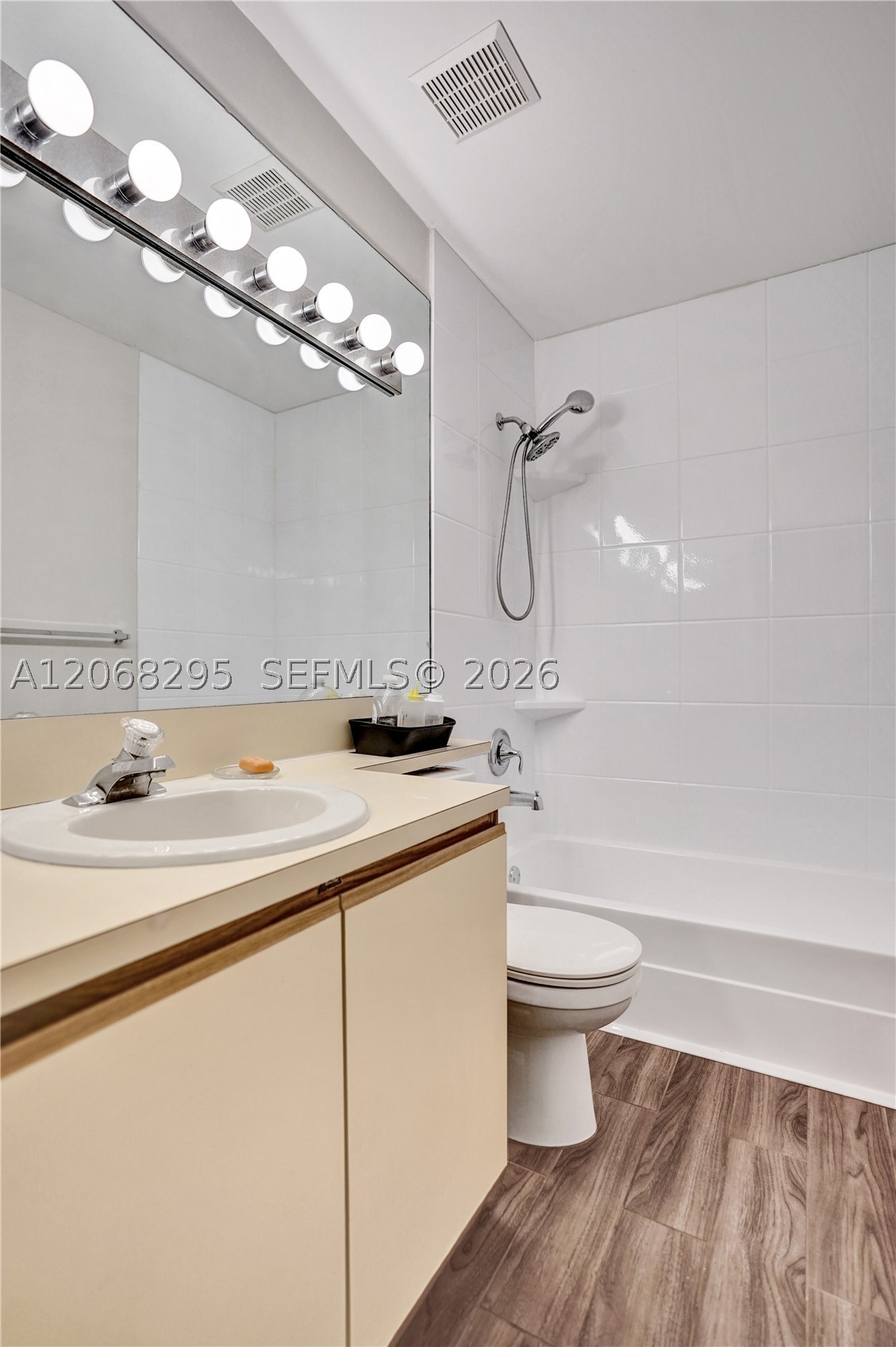 102 Half Moon Cir C3 Property Photo 56