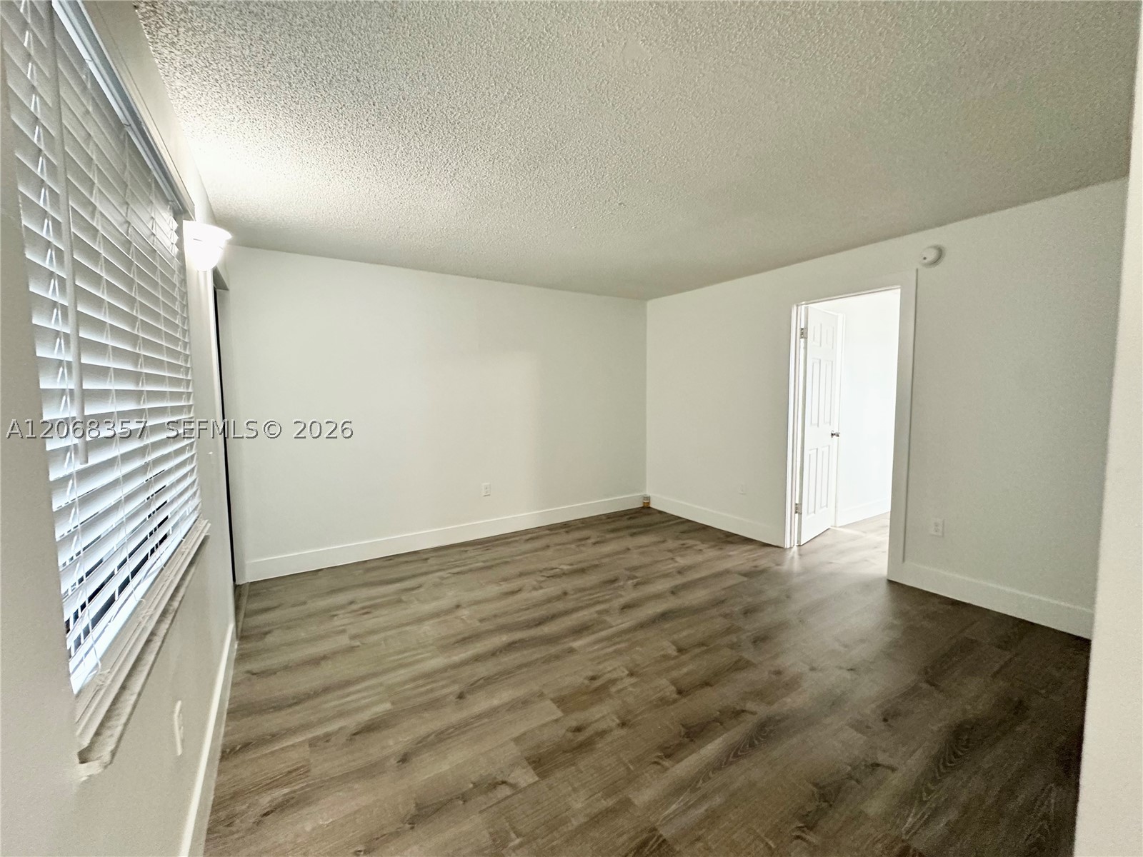 529 Sw 4th St 303 Property Photo 3