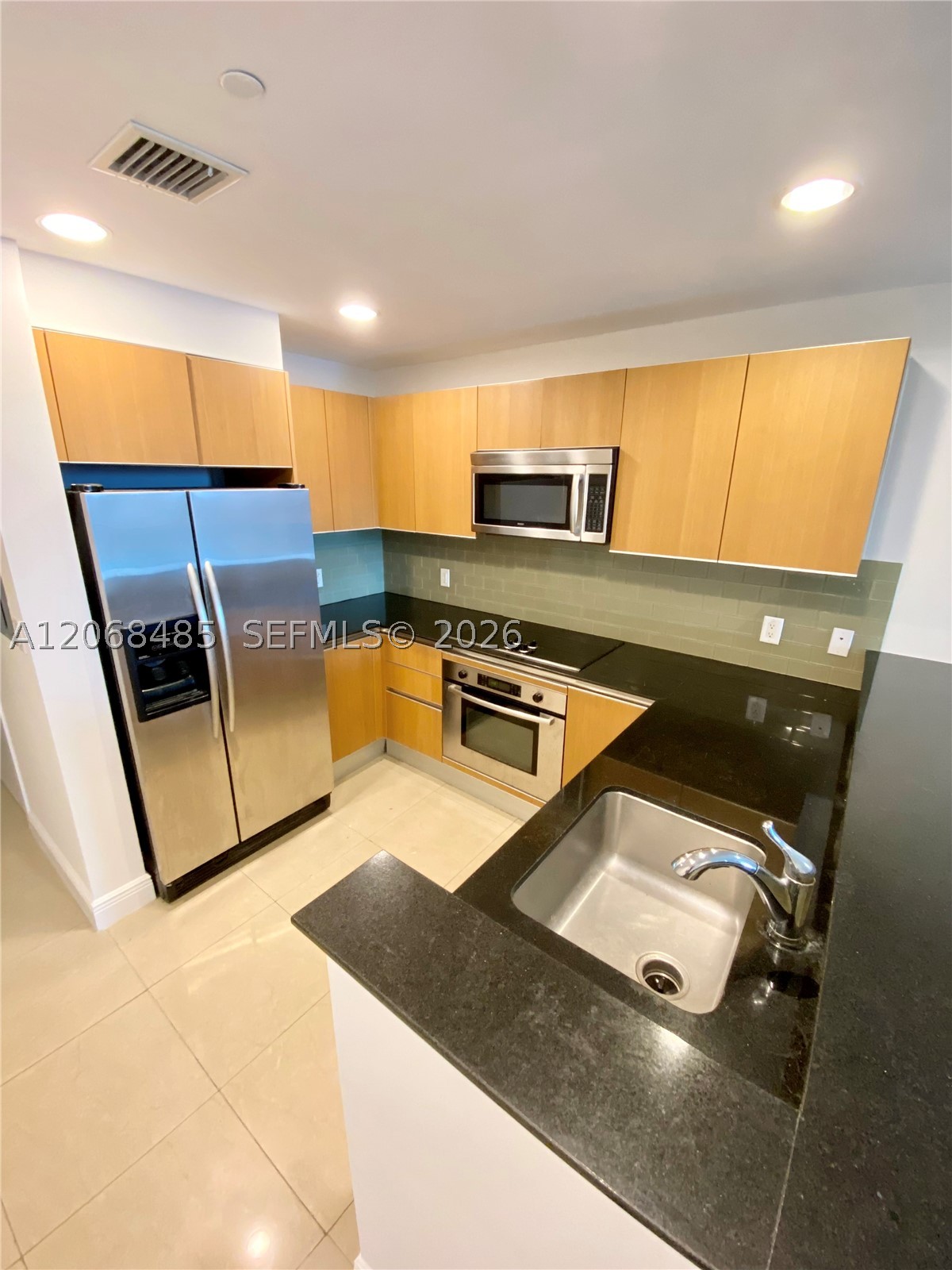 1060 Brickell Ave 1413 Property Photo 3