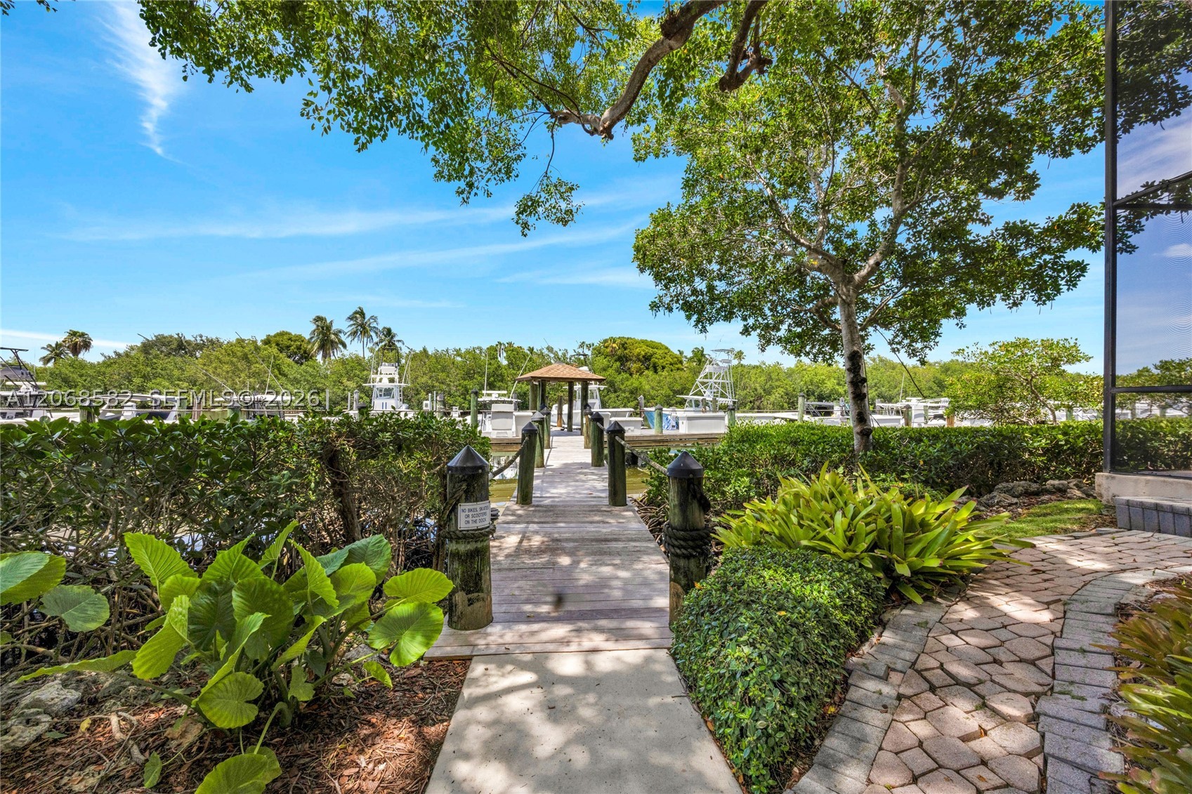 5996 Paradise Point Dr Property Photo 4