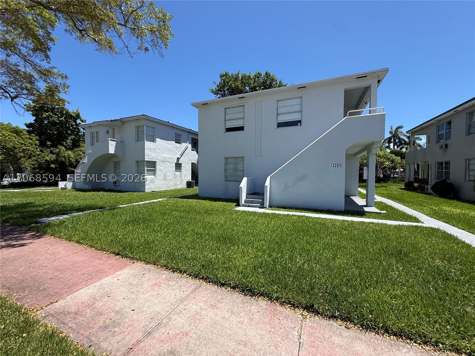1784 Normandy Dr Property Photo 3