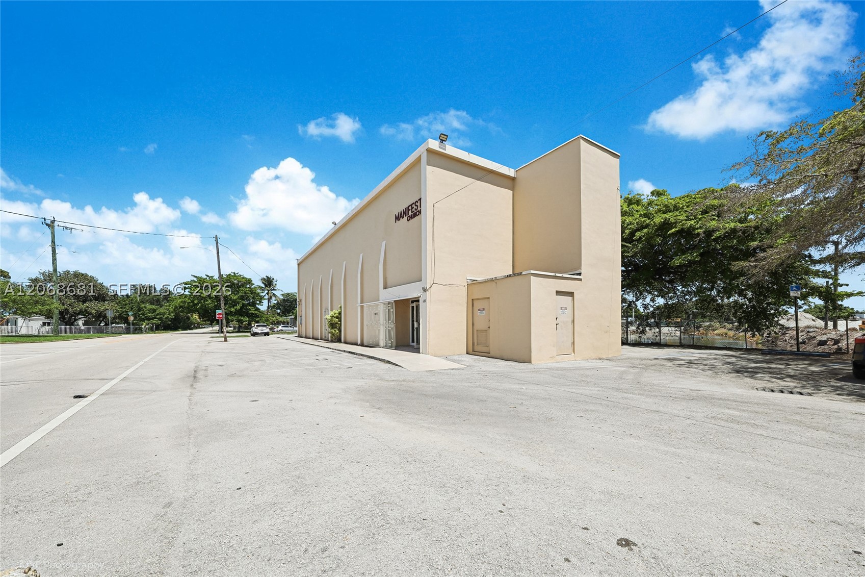 680 Superior St Property Photo 1
