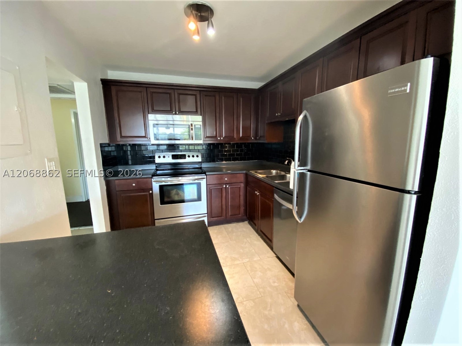 2761 Taft St 405 Property Photo 7