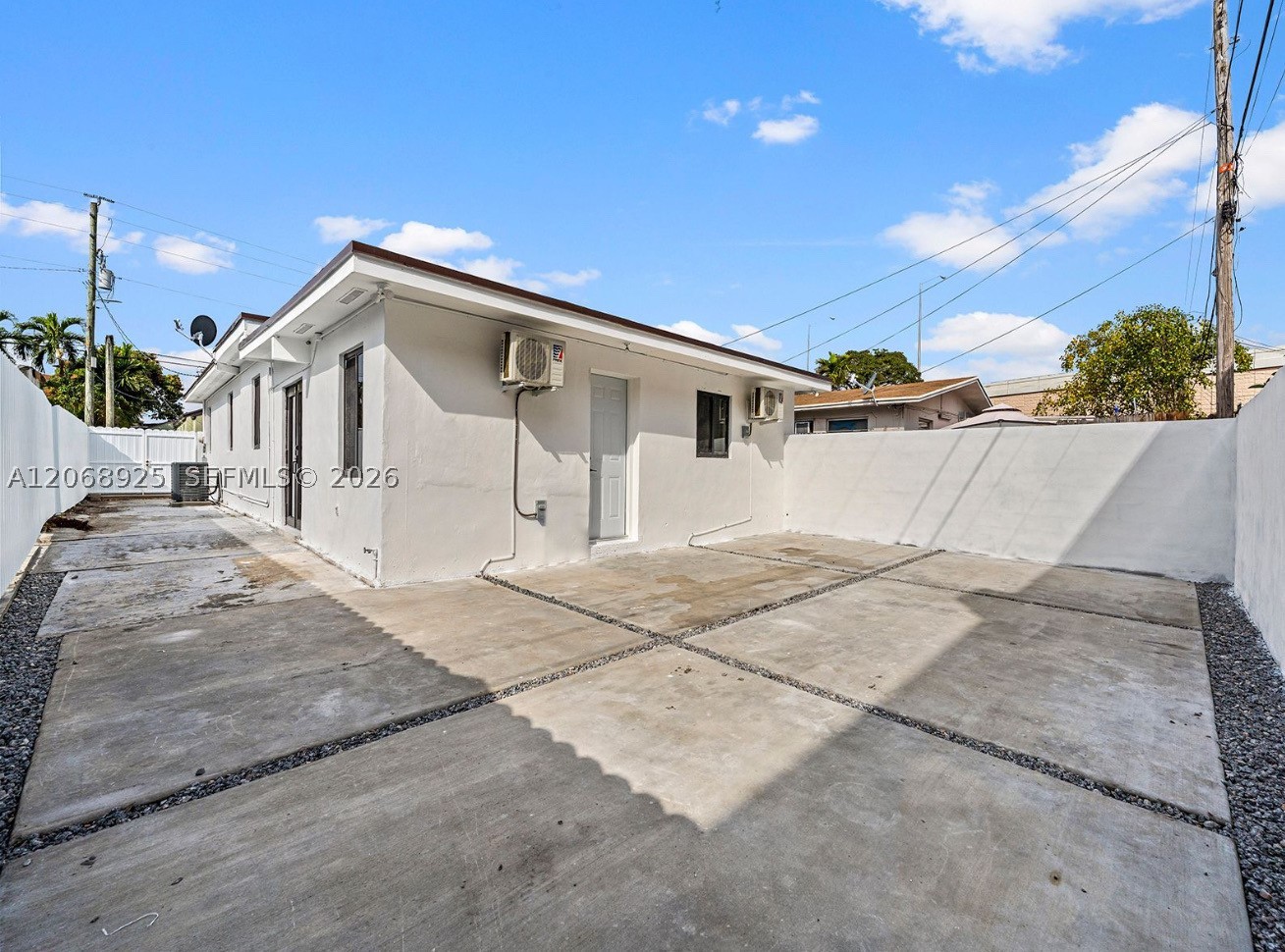 921 NW 22nd Ct 2 Property Photo 1