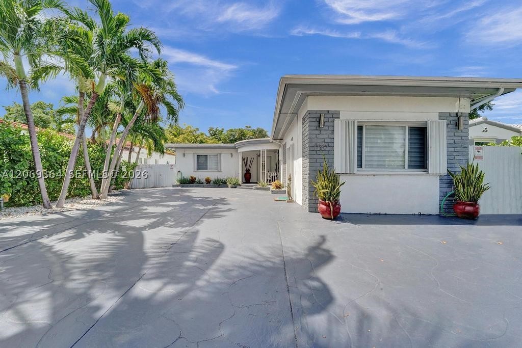 1750 71st St Property Photo 6