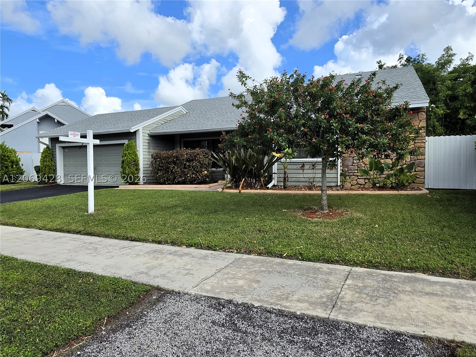 1676 S Goldeneye Ln Property Photo 2