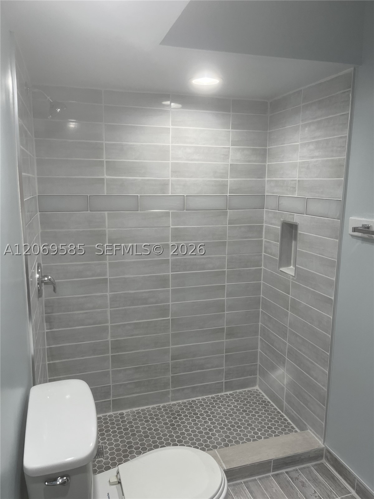819 Ne 199th St 6-101 Property Photo 7