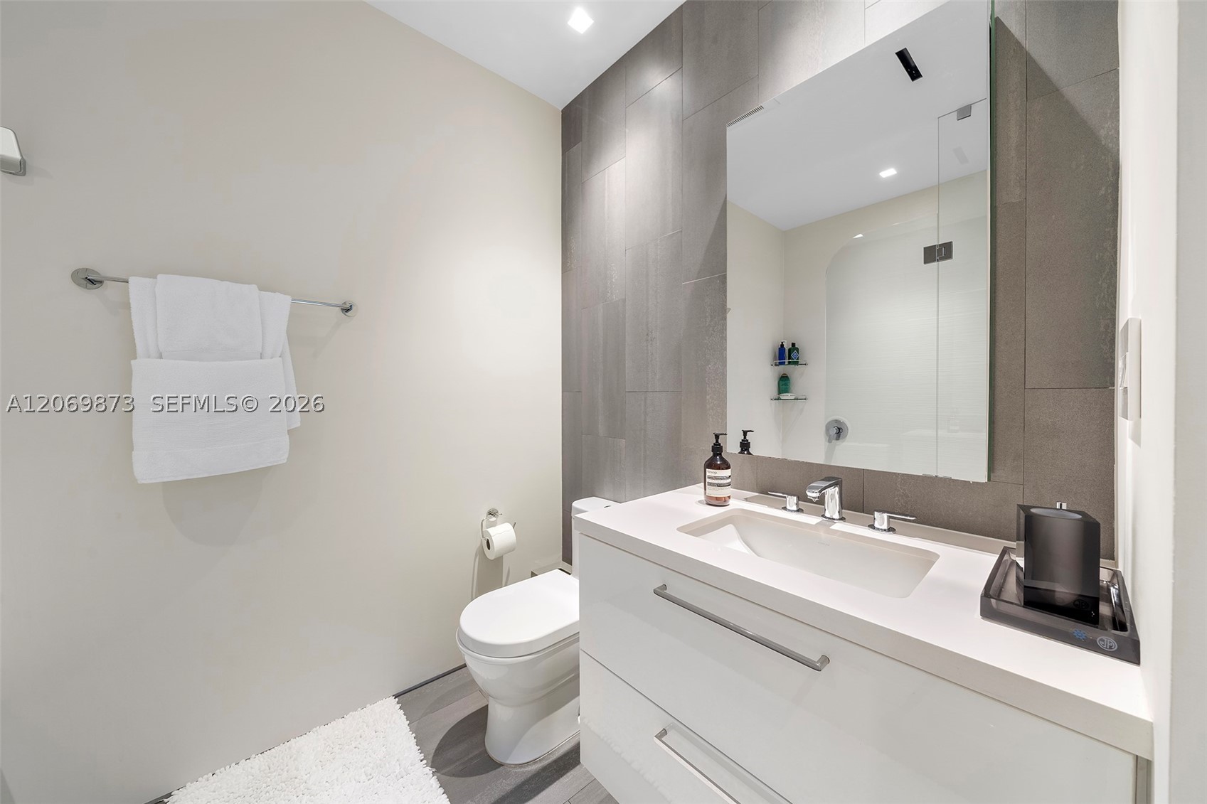 100 S Pointe Dr 1409 Property Photo 31