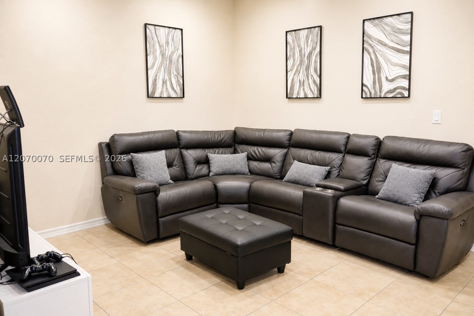 A12070070 Property Photo 3