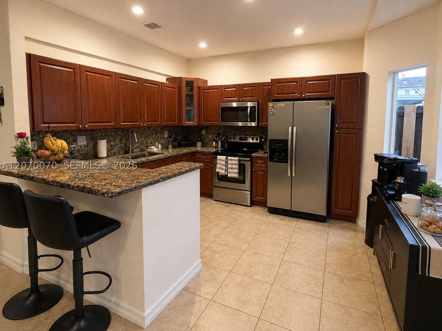 A12070070 Property Photo 4
