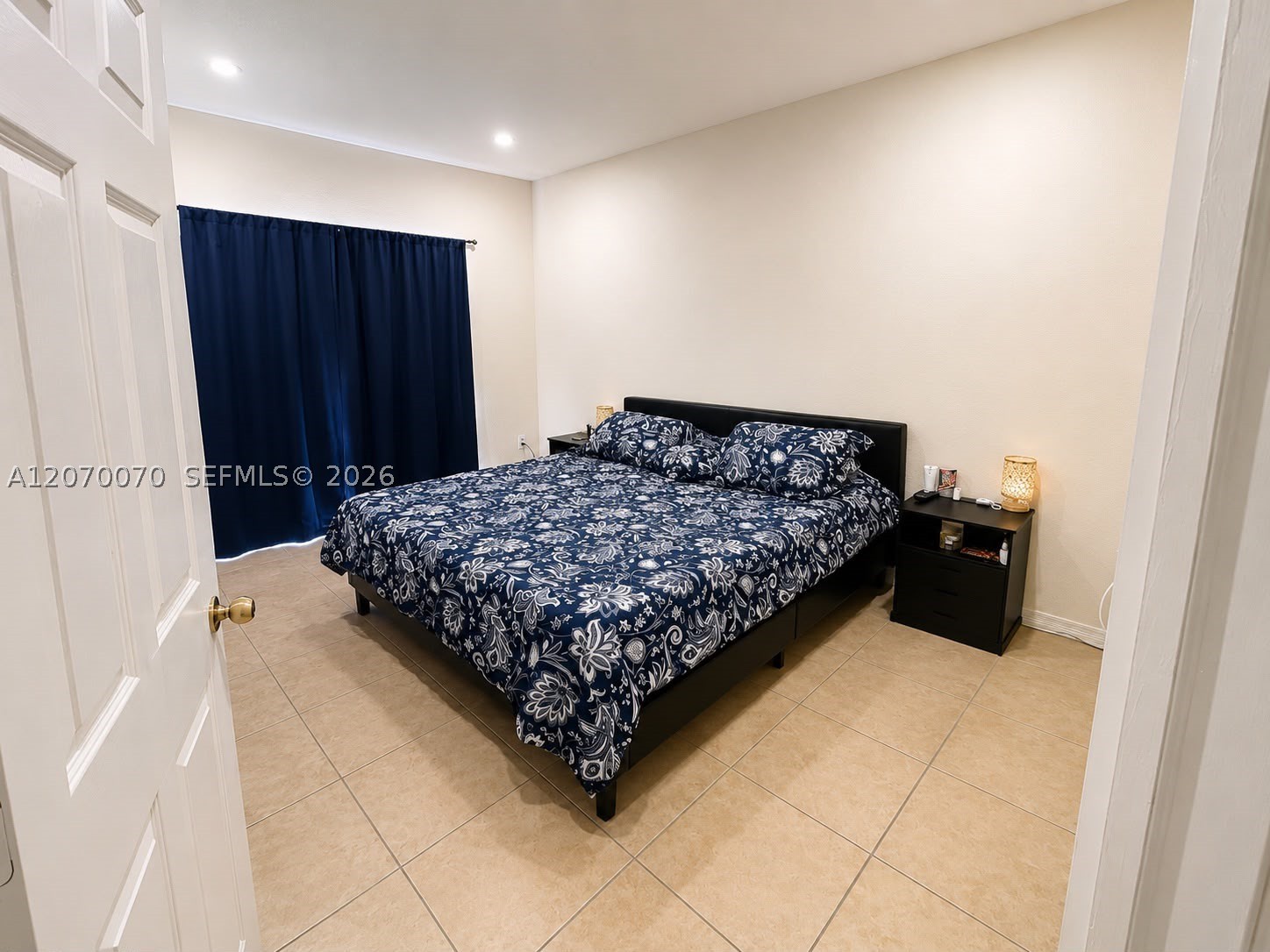 A12070070 Property Photo 11