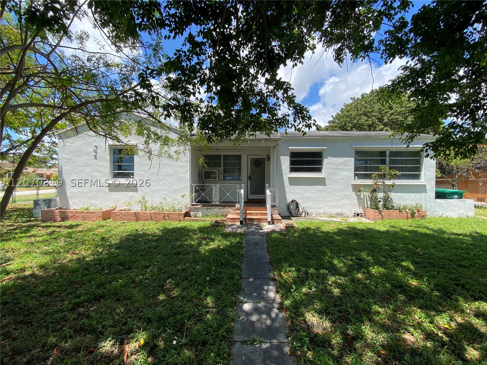 350 SW 34th Ave - Property Photo 1